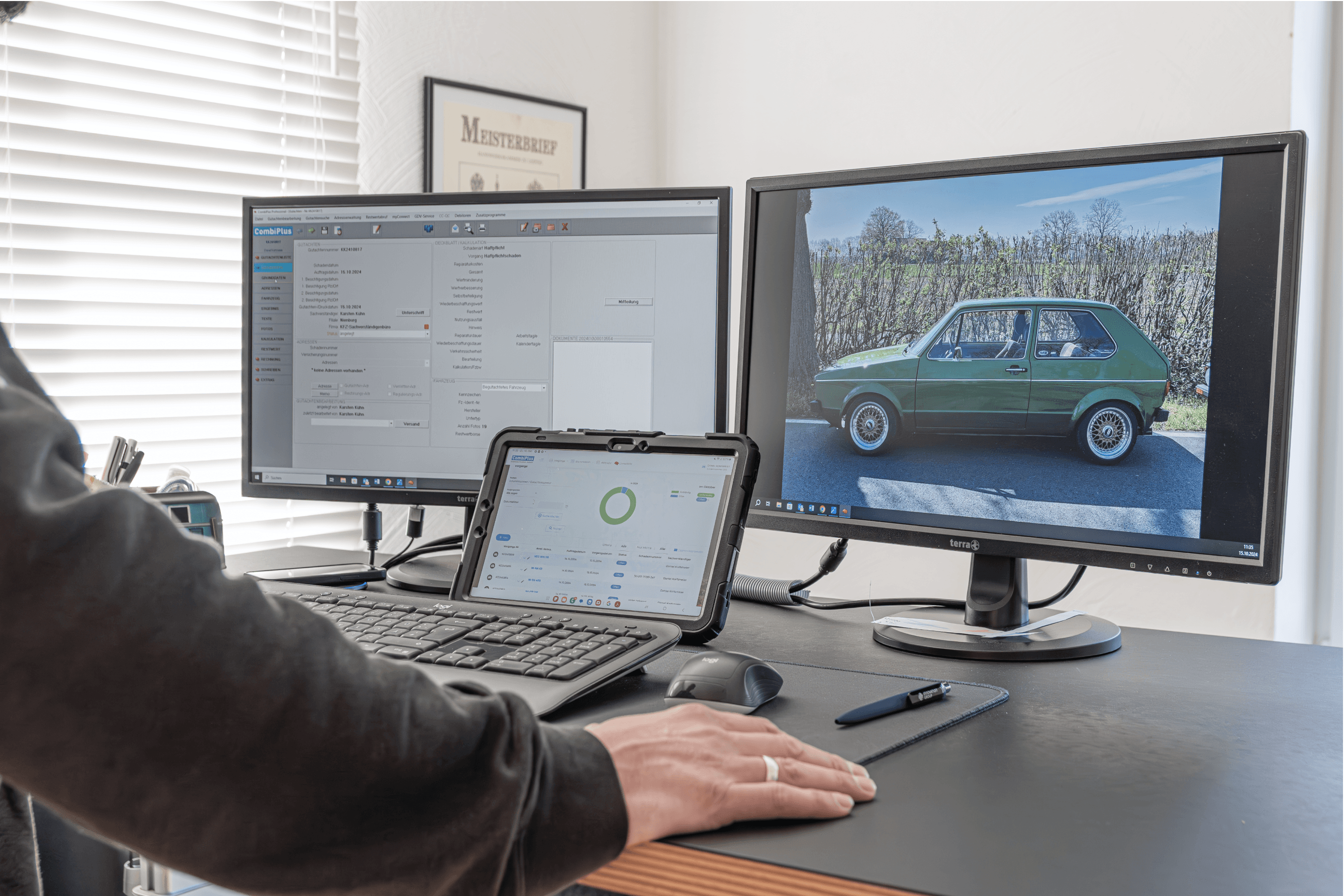  Das Bild zeigt einen Arbeitsplatz, an dem mit der CombiPlus Professional Software und CombiPlus Online gearbeitet wird. Auf dem linken Bildschirm sieht man die Benutzeroberfläche von CombiPlus Professional mit einem offenen Schadenfall und einer detaillierten Übersicht der Fahrzeug- und Schadeninformationen. Auf dem mittleren Tablet ist die CombiPlus Online Software sichtbar, die eine Dashboard-Ansicht zeigt, die wahrscheinlich die Statusübersicht von Schadenfällen darstellt. Auf dem rechten Bildschirm ist ein Bild eines Fahrzeugs zu sehen, möglicherweise das Fahrzeug, das begutachtet wird. Das Bild verdeutlicht, wie sowohl mobile als auch Desktop-Software zur Schadenbearbeitung und -verwaltung genutzt werden können.