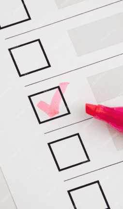 Das Bild zeigt eine Checkliste mit einem markierten Kästchen, das mit einem roten Highlighter hervorgehoben wurde. Ein weiteres Kästchen daneben ist leer. Die Szene vermittelt den Eindruck einer abgehakten Aufgabe oder eines erledigten Punktes auf einer To-do-Liste. Die Verwendung des Highlighters betont die Wichtigkeit oder den Abschluss eines bestimmten Elements.