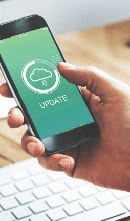 Das Bild zeigt ein Smartphone, auf dem eine Cloud-Update-Benachrichtigung angezeigt wird. Der Benutzer tippt auf den Update-Button. Das Symbol zeigt eine Cloud, die mit einem Pfeil für das Herunterladen eines Updates verbunden ist. Der Hintergrund des Displays hat einen grünen Farbverlauf, und die Benutzeroberfläche vermittelt eine moderne und benutzerfreundliche Atmosphäre. Es deutet darauf hin, dass eine App oder Software auf dem Gerät auf den neuesten Stand gebracht wird.      Du: