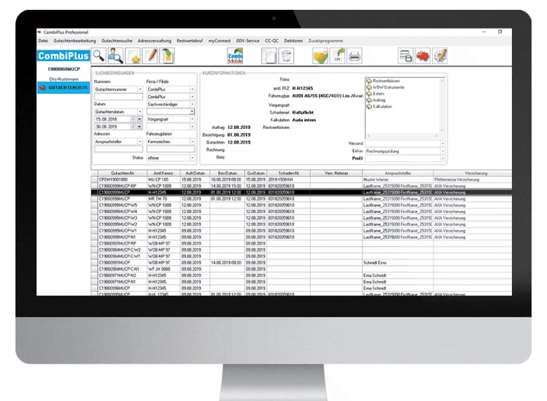 Das Bild zeigt die Benutzeroberfläche der CombiPlus Professional Software auf einem Desktop-Computer. Die Anwendung ist für Kfz-Sachverständige und enthält eine detaillierte Ansicht der Gutachtenbearbeitung. Auf dem Bildschirm sind verschiedene Felder und Listen sichtbar, die Fahrzeugdaten, Gutachteninformationen, Rechnungsdetails und Versicherungsdaten umfassen. Die Software bietet eine strukturierte und effiziente Möglichkeit zur Verwaltung von Gutachten, Schadenfällen und zugehörigen Daten. Das Design ist funktional und benutzerfreundlich, was eine einfache Bearbeitung und Verwaltung von Kfz-Gutachten ermöglicht.