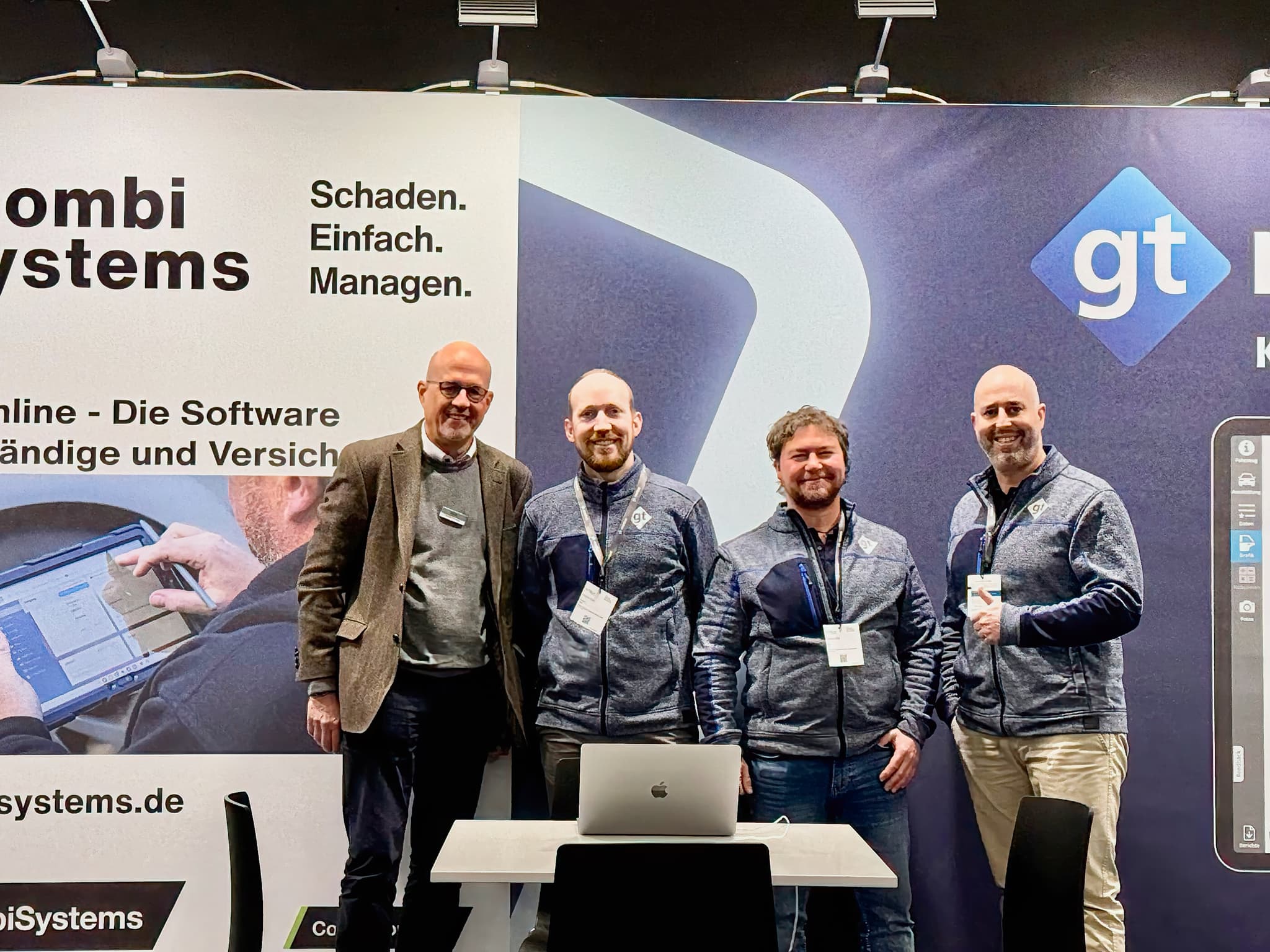 User Produktmanager Christian Schmidt steht links zusammen mit dem Team von GT motive an gemeinsamen Stand von CombiSystems und GT motive.