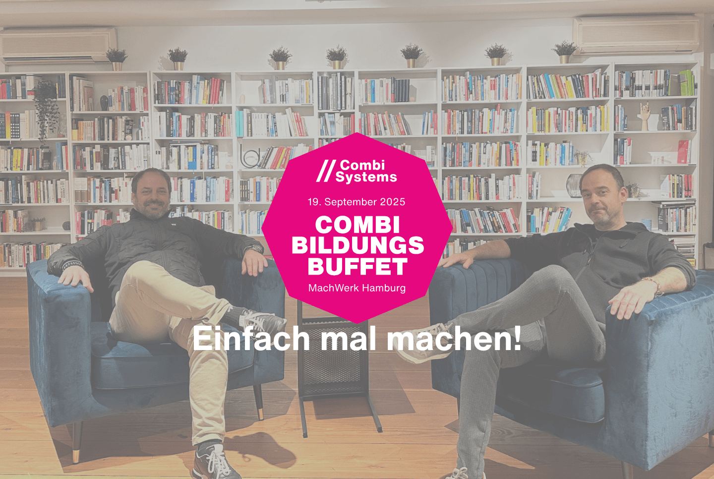 Stefan und Sebastian Grimm sitzen entspannt in blauen Sesseln vor einer großen Bücherwand. In der Mitte befindet sich ein pinkes Oktogon mit der Aufschrift: 'CombiBildungsBuffet – 19. September 2025 – MachWerk Hamburg'. Der Slogan 'Einfach mal machen!' ist darunter platziert