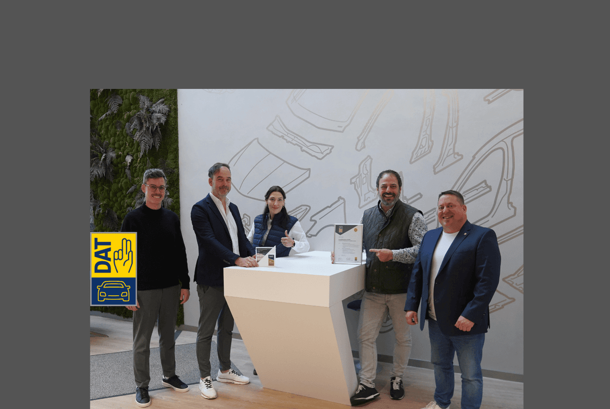 Vertreter der DAT Deutschland überreichen den DAT Award 2025 in Gold an Stefan und Sebastian Grimm von CombiSystems für die Softwarelösungen CombiPlus Professional und CombiPlus Online mit direkter DAT Schnittstelle.