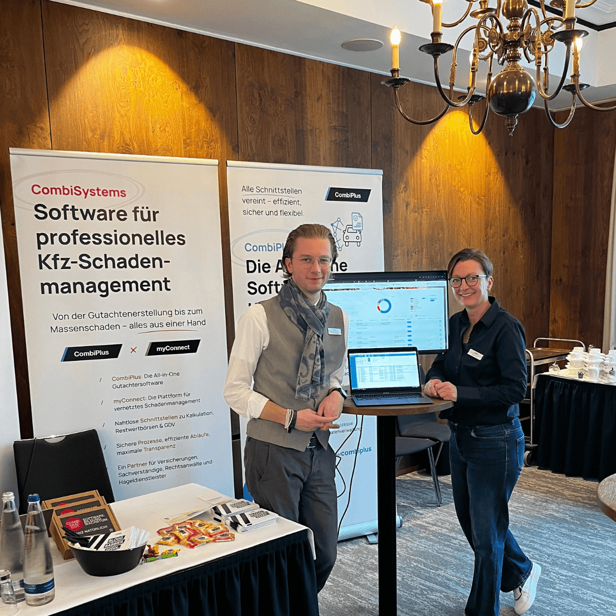 CombiSystems-Messestand auf der MAS-Fachtagung in München, CombiTeam vor Roll-ups zu CombiPlus und myConnect.