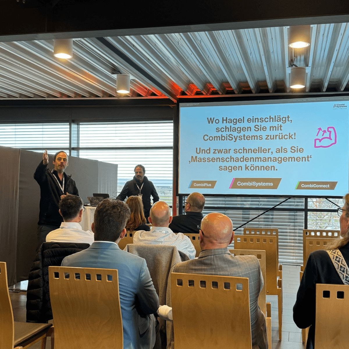 Austausch am DRS Hagelcampus in Hage, CombiBrüder Grimm vor ihrer Präsentation zum Vortrag Hagelschadenmanagement.